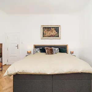  Appartamento Newly Renovated 1-bed At Charles Bridge